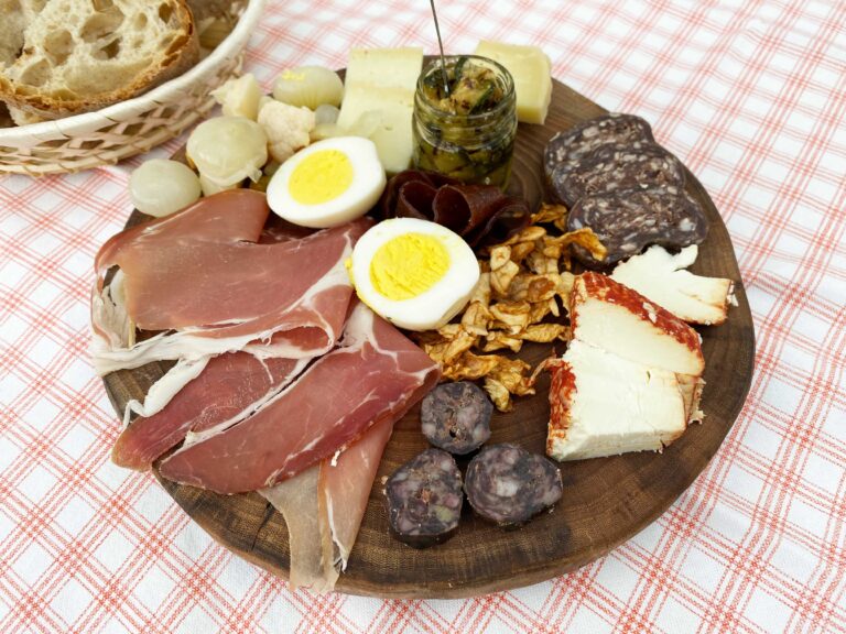tagliere di prodotti tipici in abruzzo-min